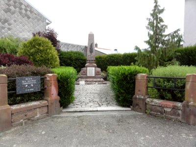 Lorquin (Moselle) monument aux morts