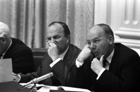 Loon en prijsbeleid in Tweede Kamer , Minister President Cals (liet zich niet bi, Bestanddeelnr 919-1902