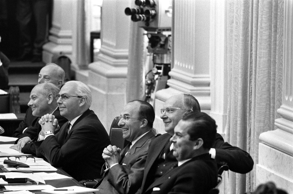 Loon en prijsbeleid in Tweede Kamer , de regeringstafel, v.l.n.r. Den Uyl , Veld, Bestanddeelnr 919-1900