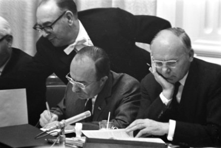 Loon en prijsbeleid in Tweede Kamer , Minister President Cals en Minister Vondel, Bestanddeelnr 919-1901