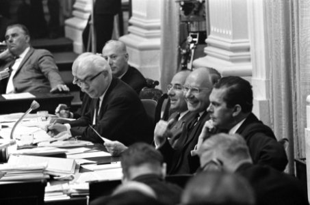 Loon en prijsbeleid in Tweede Kamer , regeringstafel, Bestanddeelnr 919-1912