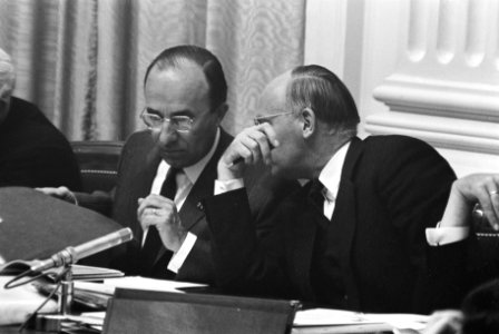 Loon en prijsbeleid in Tweede Kamer , Minister President Cals en Minister Vondel, Bestanddeelnr 919-1910