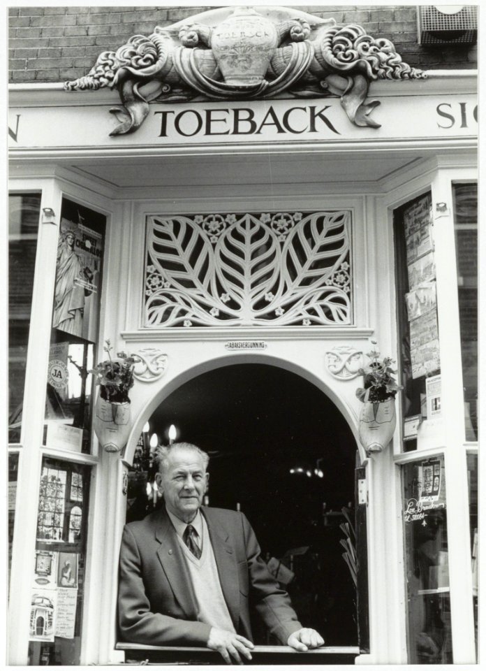 Lou Braakman, eigenaar van de tabakswinkel in de Jacobijnestraat. In juli 1994 sloot de winkel. Op 22 november 1996 overleed de heer Braakman. NL-HlmNHA 54035124