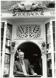 Lou Braakman, eigenaar van de tabakswinkel in de Jacobijnestraat. In juli 1994 sloot de winkel. Op 22 november 1996 overleed de heer Braakman. NL-HlmNHA 54035124