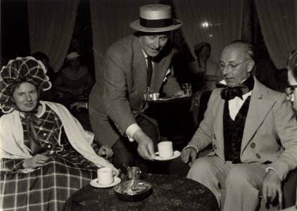 Lou Bandy serveert leden van de Koffieclub. Aangekocht in 1977 van United Photos de Boer bv