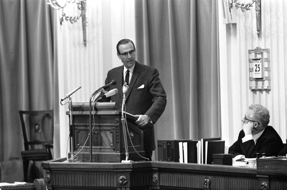 Loon en prijsbeleid in Tweede Kamer , de heer Aalberse (KVP) aan het woord, Bestanddeelnr 919-1904