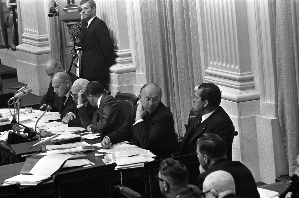 Loon en prijsbeleid in Tweede Kamer , regeringstafel, Bestanddeelnr 919-1911