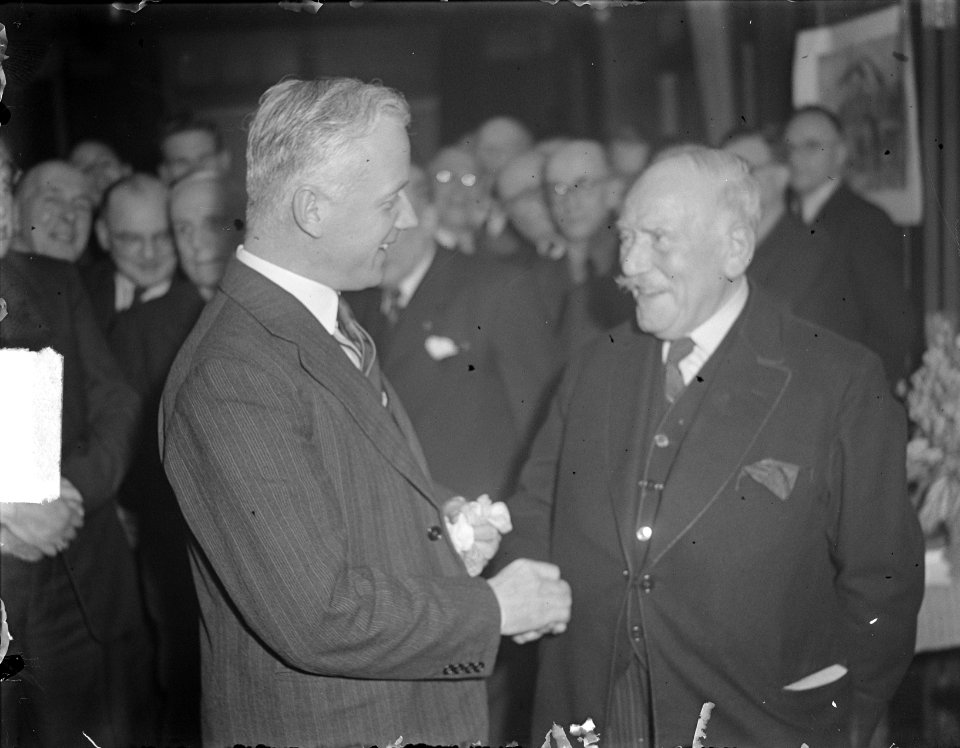 Louis Schotting 80 jaar met Burgemeester d'Ailly, Bestanddeelnr 904-3377