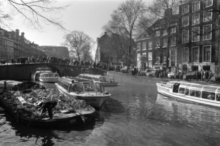 Losgegooide vuilnisschuit veroorzaakt grote opstopping voor rondvaartboten in He, Bestanddeelnr 922-2673
