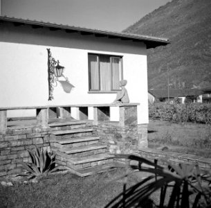 Losone Ingang van een bungalow met naast de trap een vrouwenbeeld, Bestanddeelnr 254-4795