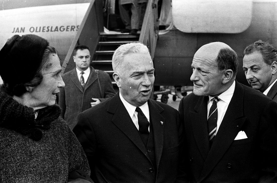 Louis Josee , Franse minister van Voorlichting op Schiphol. Links mevrouw Josee , Bestanddeelnr 915-5984