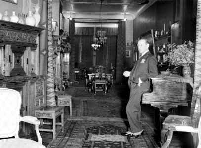 Louis Raemakers (1869-1956) in zijn woning, Bestanddeelnr 255-8617