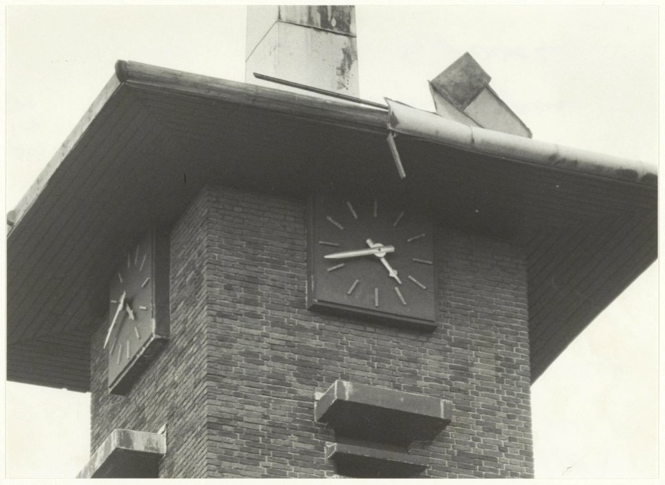 Losgeslagen koper op de kerktoren in Santpoort. NL-HlmNHA 54016927