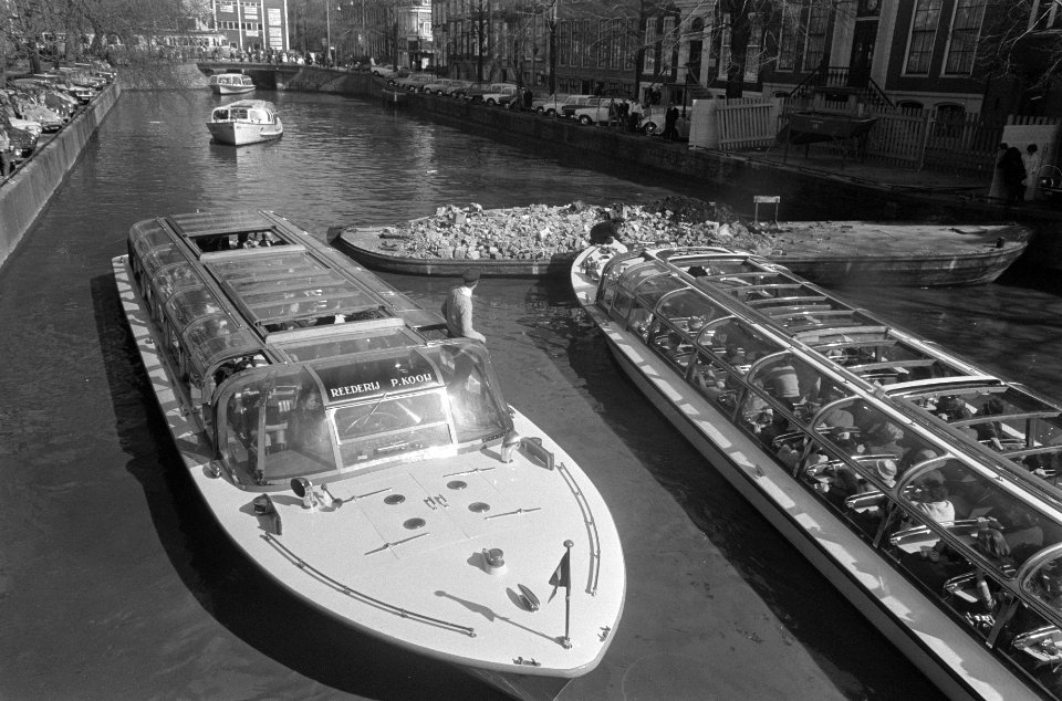 Losgegooide vuilnisschuit veroorzaakt grote opstopping voor rondvaartboten in He, Bestanddeelnr 922-2672