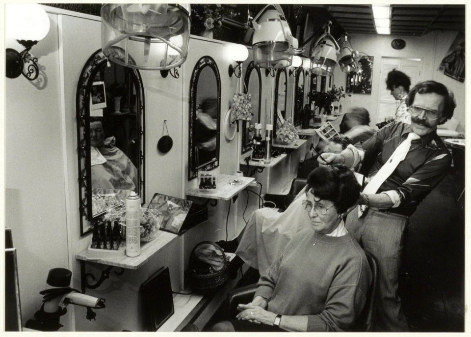 Louis van Wijk aan het werk in zijn kapsalon, Van Oosten de Bruijnstraat 209. NL-HlmNHA 54032221