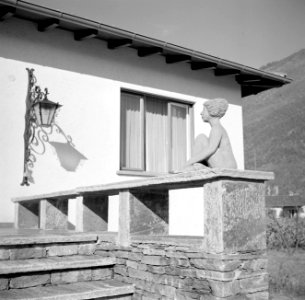 Losone Ingang van een bungalow met naast de trap een vrouwenbeeld, Bestanddeelnr 254-4797