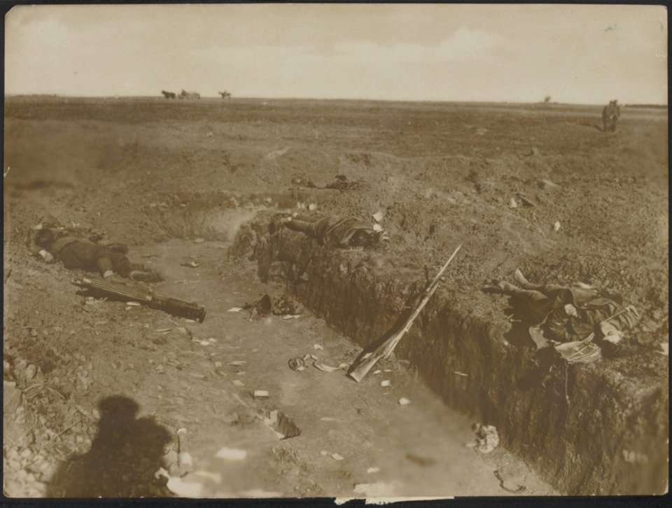 Loopgraaf met gesneuvelde Engelse soldaten, Bestanddeelnr 158-2386