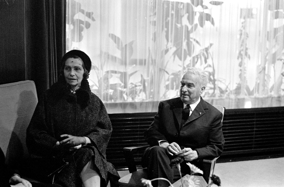 Louis Josee , Franse minister van Voorlichting op Schiphol Links mevrouw Josee,, Bestanddeelnr 915-5983