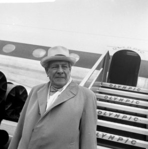 Louis van Gasteren naar Griekenland Louis van Gasteren voor het vliegtuig, Bestanddeelnr 912-6005