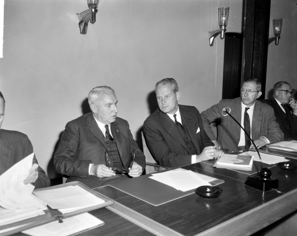 Loonoverleg in gebouw van de SER te Den Haag . Mr. A. J. R. Maurits , H. J. de K, Bestanddeelnr 915-6428