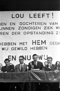 Lou-groep bijeen in Frascati Amsterdam. De zonen en dochters van Lou op podium, Bestanddeelnr 921-2178
