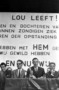 Lou-groep bijeen in Frascati Amsterdam. Dhr. Geerdes (midden) leest brief van Mi, Bestanddeelnr 921-2175
