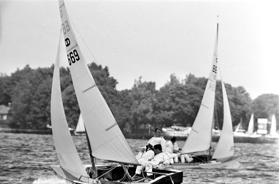 Loosdrecht Hollandweek. Buitenboord hangen bij de Stern, Bestanddeelnr 921-5395