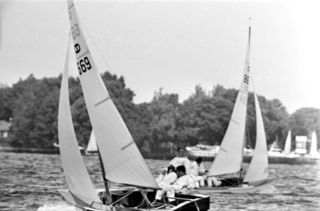 Loosdrecht Hollandweek. Buitenboord hangen bij de Stern, Bestanddeelnr 921-5395