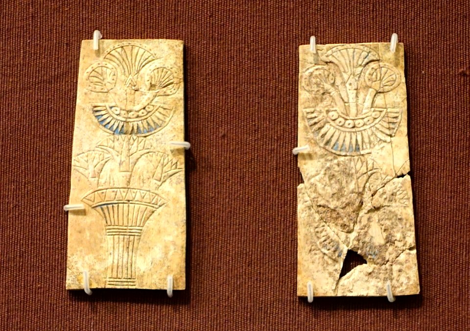 Lotus and palmette plaqu, Megiddo, Stratum VIIA, Late Bronze IIB, 1300-1200 BC, ivory with blue paste inlay - Oriental Institute Museum, University of Chicago - DSC07707