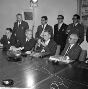 Loonoverleg in gebouw van de SER te Den Haag, Bestanddeelnr 915-6440