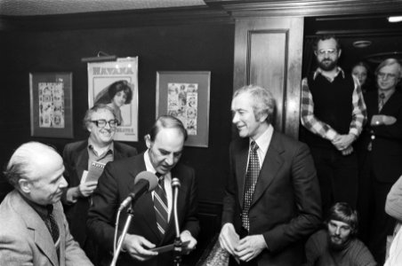 Louis Davidsprijs 1976 voor Martine Bijl , uitgereikt in Amsterdam Vlnr , Hen, Bestanddeelnr 928-9000