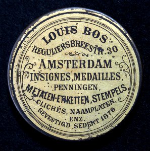 Louis Bos, Reguliersbreestr 30, Amsterdam, Blikverpakking voor een medaille