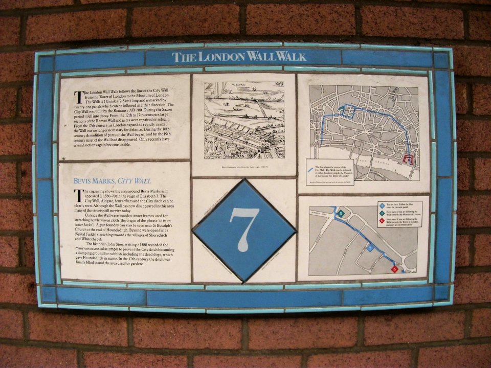 London Wall Walk egyik csempéből kirakott információs táblája (2014)