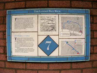 London Wall Walk egyik csempéből kirakott információs táblája (2014) photo