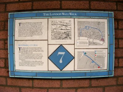 London Wall Walk egyik csempéből kirakott információs táblája (2014)