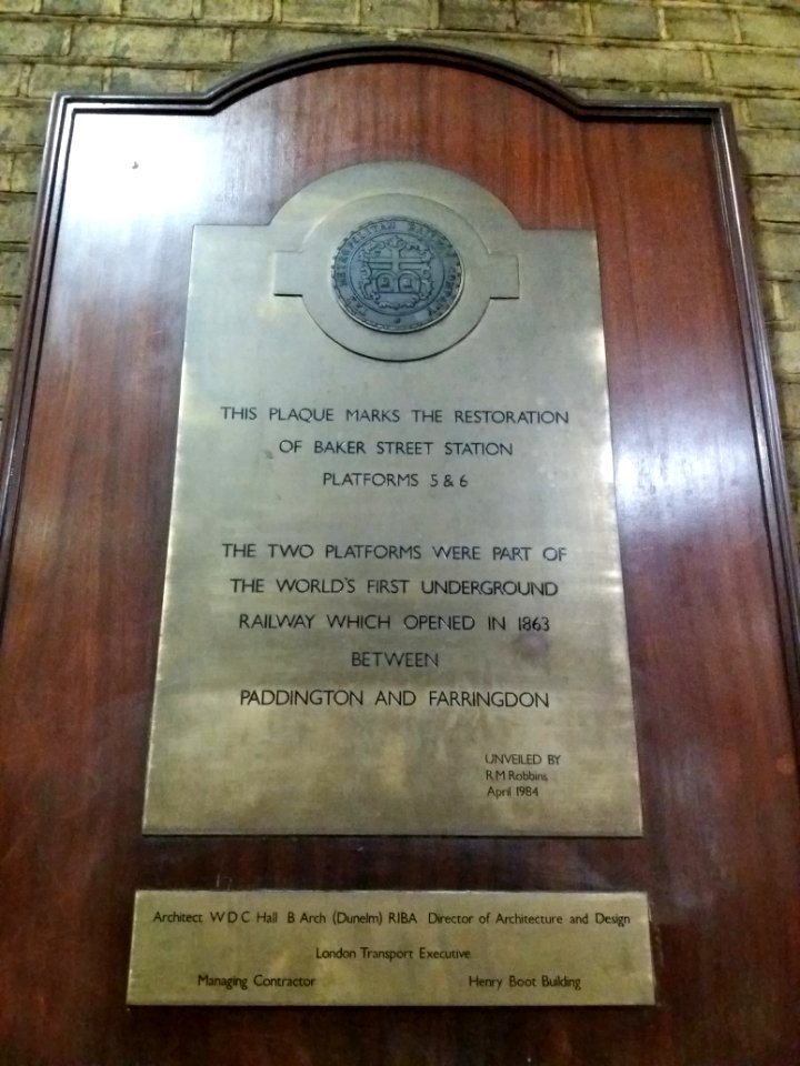 London - Baker Street tube station, platforms 5 & 6 restoration plaque (1984)