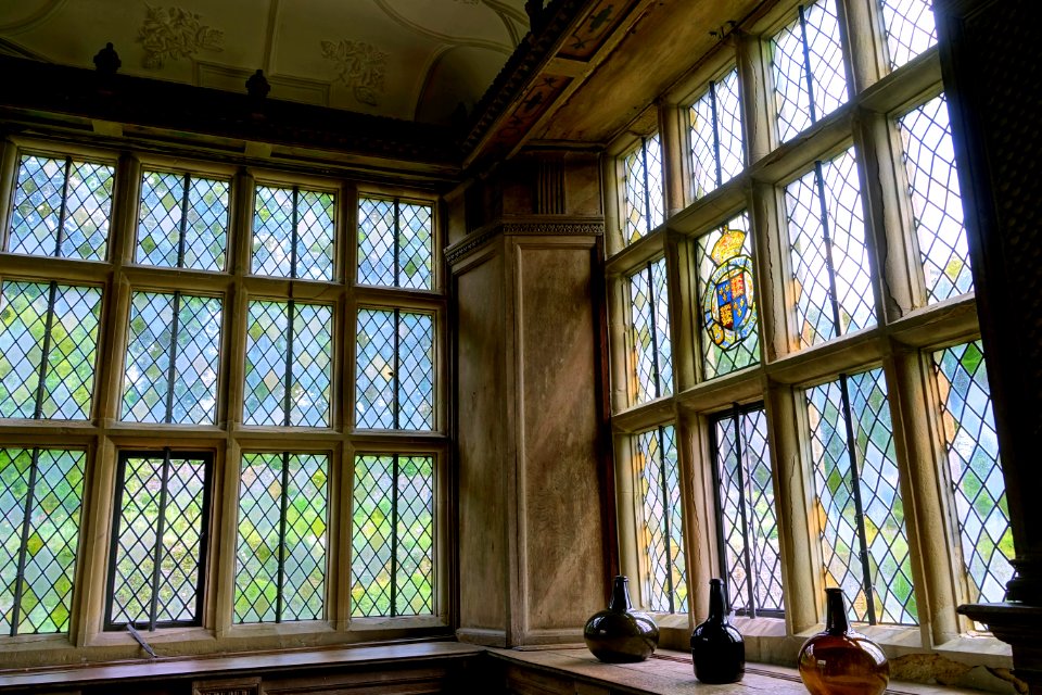 Long Gallery windows, Haddon Hall - Bakewell, Derbyshire, England - DSC02797
