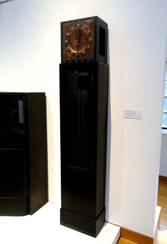 Longcase clock, Albin Muller designer, Georg Schwab maker, 1908, oak - Museum Künstlerkolonie Darmstadt - Mathildenhöhe - Darmstadt, Germany - DSC06000