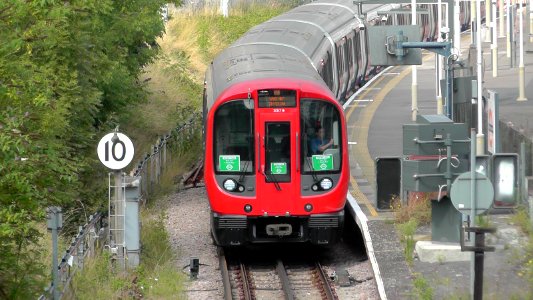 LondonUnderground-S7-DistrictLine-Olympia