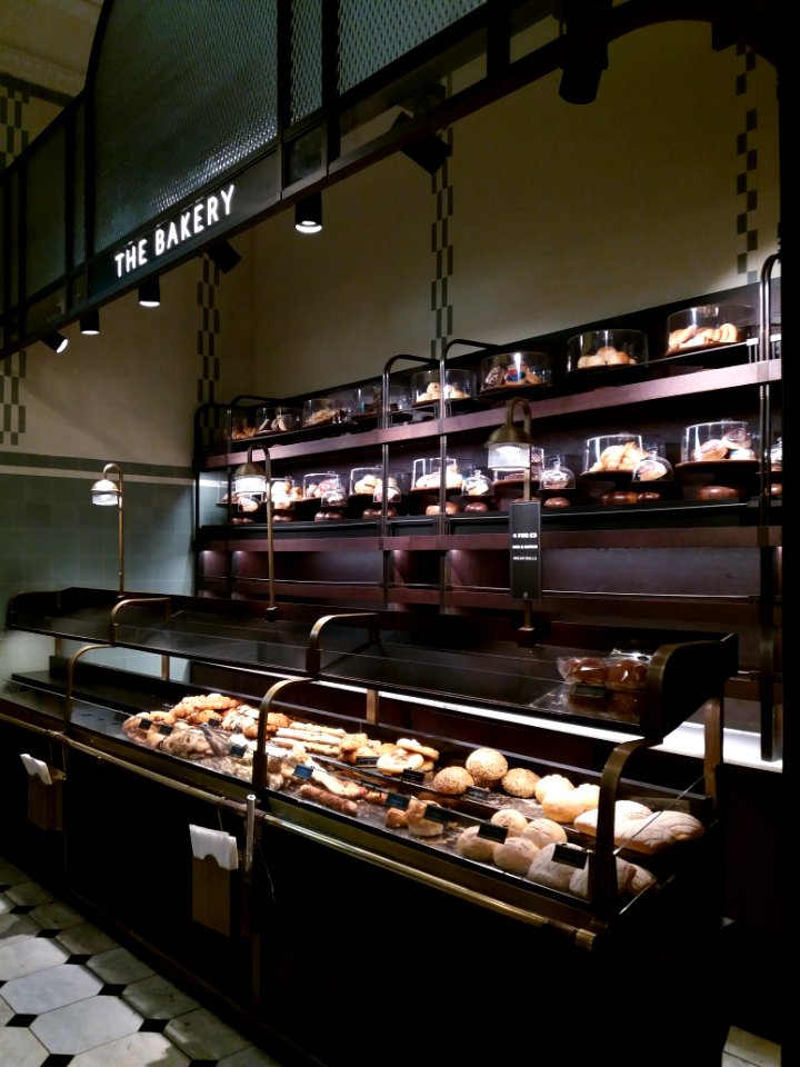 London - Brompton Road - Harrods, food hall, bakery