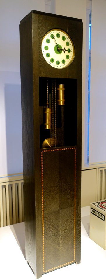 Longcase clock T 639, designed by Bruno Paul, made by Vereinigte Werkstatten fur Kunst im Handwerk, Munich, 1908, oak, enamel, glass - Bröhan Museum, Berlin - DSC04014