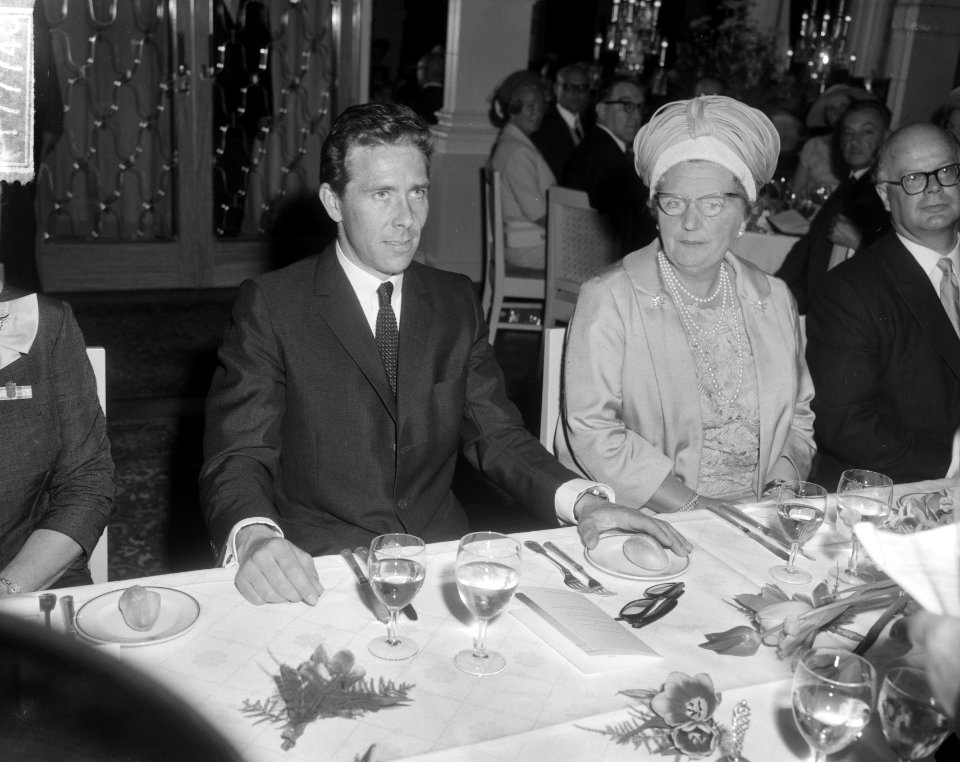 Lord Snowdon en koningin Juliana aan de lunchtafel in het Amstel Hotel, Bestanddeelnr 917-7740