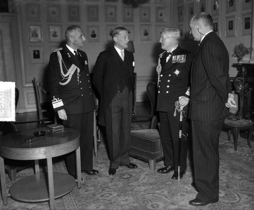 Lord Fraser (Engelse vlootbevelhebber) bij minister Wim Schokking, Bestanddeelnr 903-9722