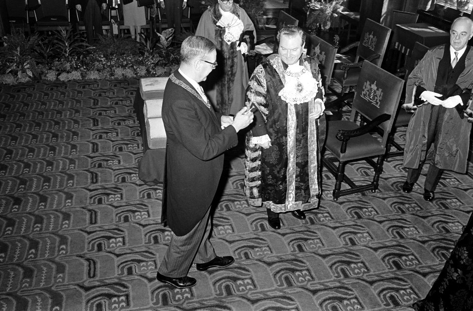 Lord Mayor van Londen geeft burgemeester Van Hall een geschenk, Bestanddeelnr 917-7928