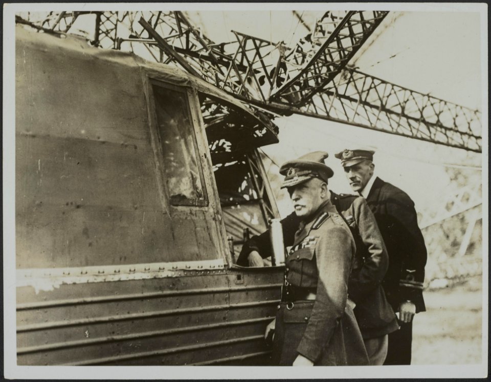 Lord French inspecting one of the Gondolas, Bestanddeelnr 158-2593