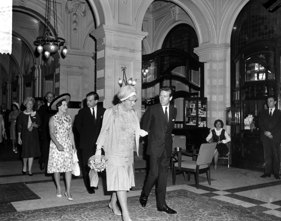 Lord Snowdon en koningin Juliana komen aan in het Amstel Hotel. Linksachter prin, Bestanddeelnr 917-7741
