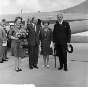 Lord Home in Holland. Met echtgenote arriveerde hij op Ypenburg. Lord Home zijn , Bestanddeelnr 915-3602