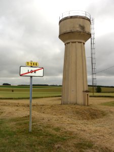 Lor (Aisne) city limit sign and water tower