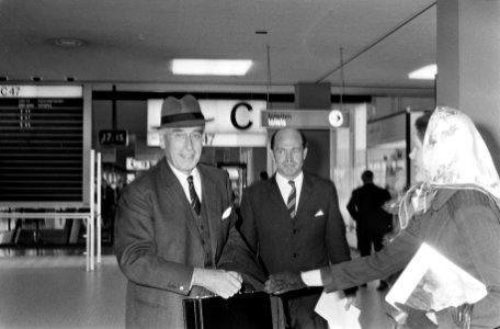 Lord Mountbatten arriveert op Schiphol. Rechts captain Franklin , attache van de, Bestanddeelnr 922-8294
