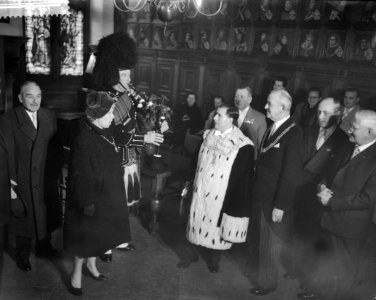 Lord Provost van Glasgow bezoekt Den Haag , v.l.n.r. mrs. Myer Galpern , doedelz, Bestanddeelnr 910-8654 photo